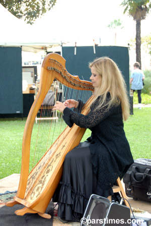 Harpist - by QH - Beverly Hills (October 14, 2006)