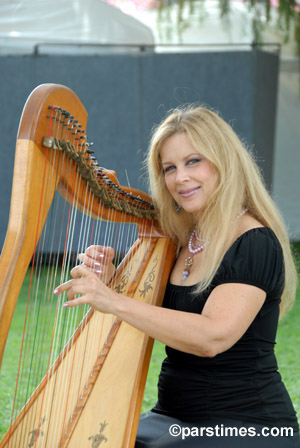 Harpist - by QH - Beverly Hills (October 14, 2006)