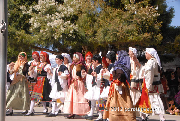 Greek Traditional: Chrysi Psihi dancing (May 28, 2012) - by QH