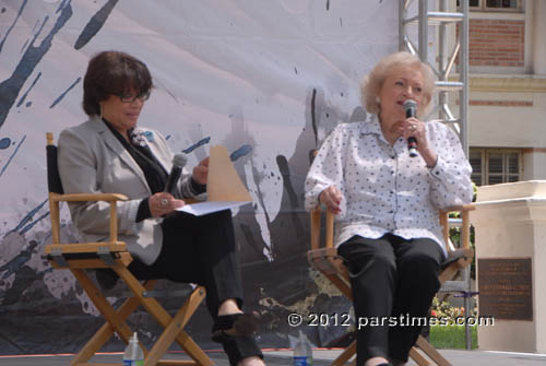 Karen Grigsby Bates; Betty White - USC (April 22, 2012) - by QH