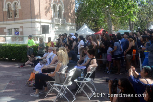 Audience listening to Dave Grohl - USC (April 22, 2017) - by QH