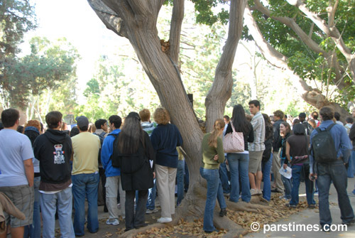 People listening to President Clinton's Speech - UCLA (October 13, 2006)  - by QH