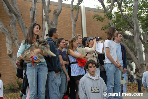 People listening to President Clinton's Speech - UCLA (October 13, 2006)  - by QH