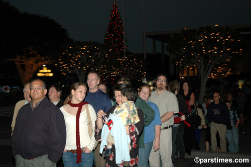 People queing outside Dorothy Chandler Pavilion  (December 24, 2005) - by QH