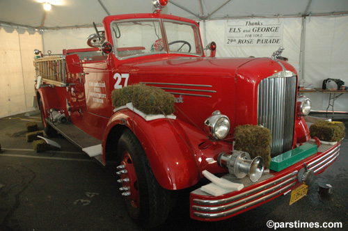Antique fire truck (Pasadena's Mayor) - by QH