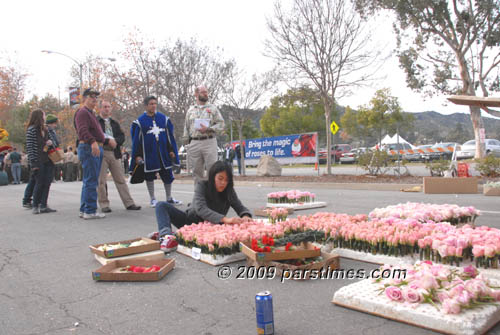 A volunteer working on decorations - Pasadena (December 31, 2009) - by QH
