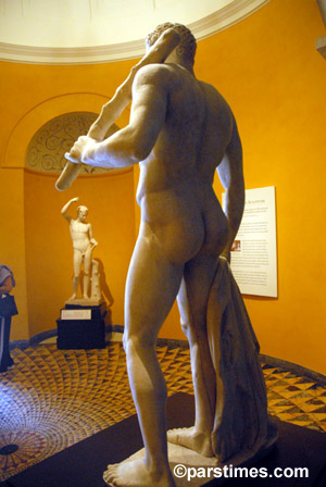 Sculpture of  Hercules  - Malibu (July 31, 2006) - by QH