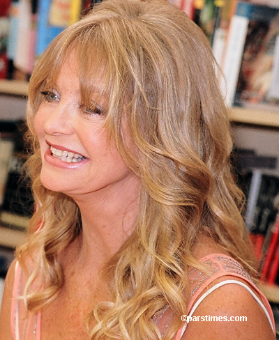 Goldie Hawn signing in Beverly Hills, May 13, 2005 - by QH