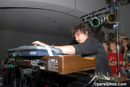 People in Planes - Westwood (July 27, 2006) - by QH