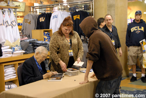 John Wooden Booksigning - UCLA (February 1, 2007)- by QH