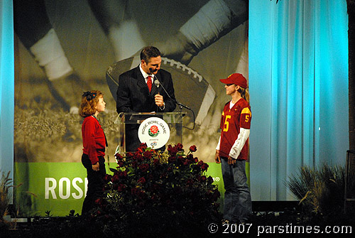 Craig James & Kids Toss off on which team enters first (December 31, 2007) - by QH