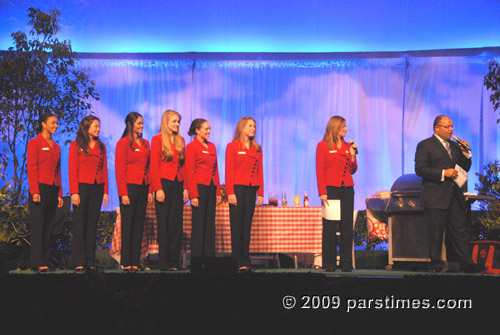 Rose Queen & Royal court, Mike Tirico - Pasadena (December 31, 2009) - by QH