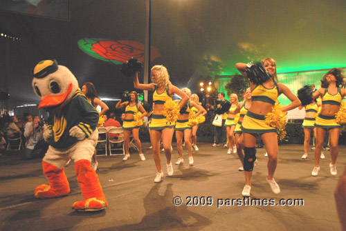 The Oregon Ducks mascot, Puddles & University of Oregon Cheerleaders - Pasadena (December 31, 2009) - by QH