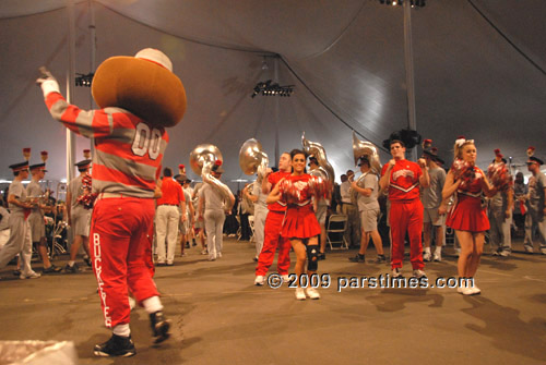 OSU Cheerleaders, band, Mascot Brutus - Pasadena (December 31, 2009) - by QH