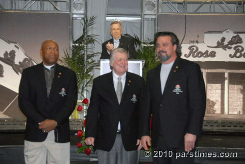 Brent Musburger & Hall of Famers (Former Purdue star Leroy Keyes, Former Iowa coach Hayden Fry and Former USC star guard Brad Budde - Pasadena (December 31, 2010) - by QH