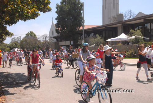 Kids riding their bikes - Pacific Palisades (July 4, 2011) - By QH
