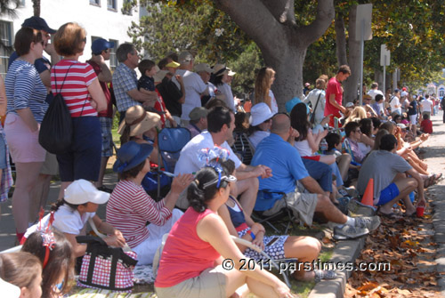 People watchign the Parade - Pacific Palisades (July 4, 2011) - By QH