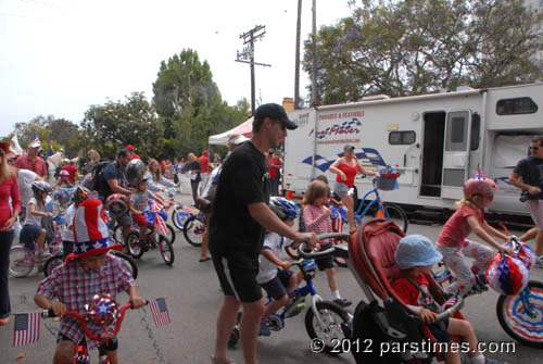 Kids riding their bikes - Pacific Palisades (July 4, 2012) - By QH