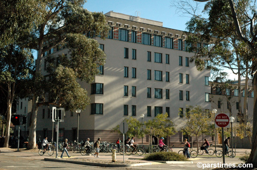 Humanities and Social Sciences Building - UCSB (February 28, 2006) by QH
