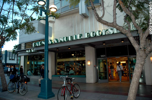 Barnes & Noble, Santa Monica (March 7, 2006) - by QH
