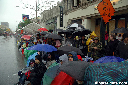 People enjoying the 117th annual Rose Parade despite the heavy rain  - Pasadena (January 2, 2006) - by QH