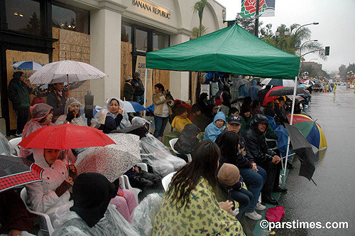 People enjoying the 117th annual Rose Parade  despite the heavy rain - Pasadena (January 2, 2006) - by QH