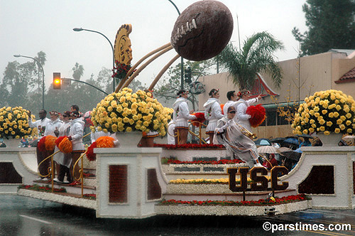 USC Cheerleaders - Rose Parade, Pasadena (January 2, 2006) - by QH