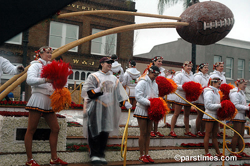 USC Cheerleaders - Rose Parade, Pasadena (January 2, 2006) - by QH