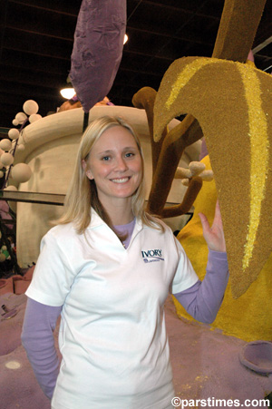 Decorating the Ivory Float - Pasadena (December 29, 2005) - by QH