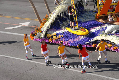 Sierra Madre Rose Float Association - Pasadena (January 1, 2010) - by QH