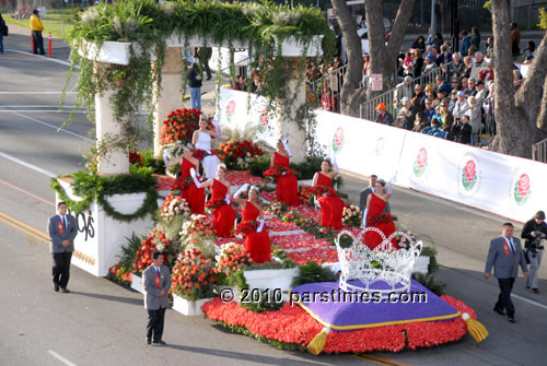 Macys Float: Rose Queen & the Royal Court - Pasadena (January 1, 2010) - by QH