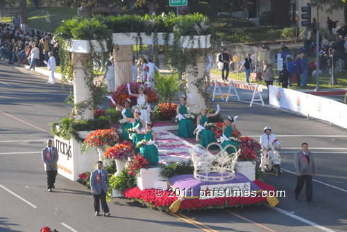 Macys float: Rose Queen and the Royal Court - Pasadena (January 1, 2011) - by QH