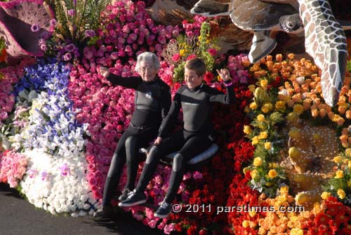Odd Fellows & Rebekahs Float 'Underwater Fantasy' - Pasadena (January 1, 2011) - by QH