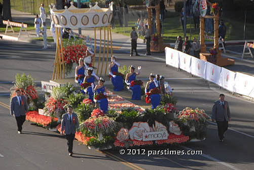 Macy's Float: Rose Queen &  and her court - Pasadena (January 2, 2012) - by QH