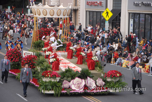 Rose Queen and Royal Court ride in a the Macy's float 'Presenting the Royal Court' - Pasadena (January 1, 2013) - by QH