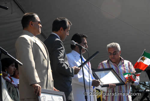 Award Ceremony with organizer Roberto Soltani - Balboa Park, Van Nuys (April 5, 2009) - by QH
