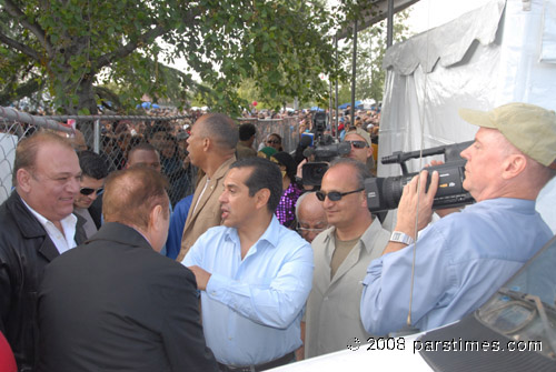 Mayor Antonio Villaraigosa greeting Iranian-Americans - Van Nuys (March 30, 2008) - by QH
