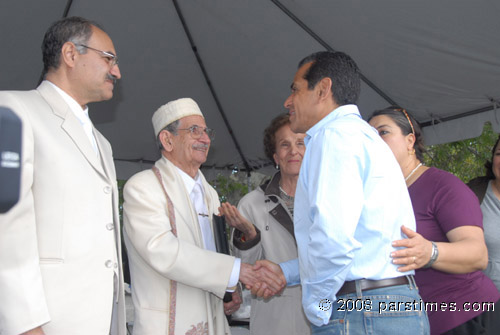 Mayor Antonio Villaraigosa greeting Zoroastrians - Van Nuys (March 30, 2008) - by QH
