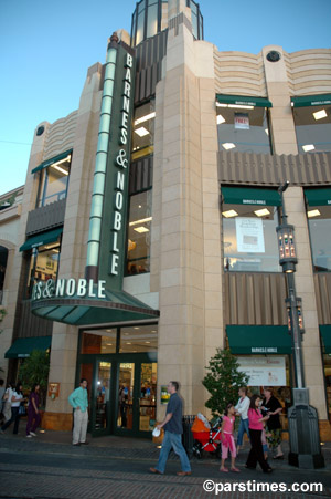 Barnes & Nobel at The Grove - by QH