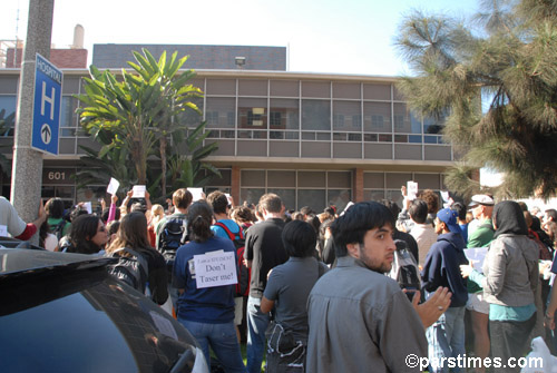 UCLA Students protest at UCPD Headquaters (November 16, 2006) - by QH