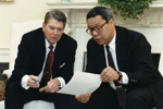 President Reagan holds a National Security Council meeting on the Persian Gulf with National Security Advisor Colin Powell in the Oval Office. 4/18/88 - Reagan Library