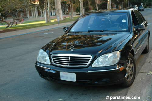 Mercedes S 430 parked close to Dodd Hall - by QH