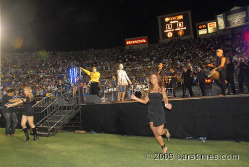 Andy Madadian performing at Rose Bowl (July 21, 2009) - by QH