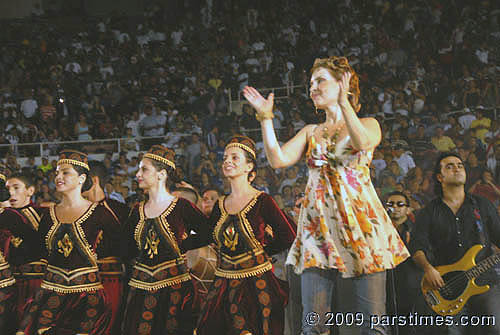 Shani Rigsbi & Armenian Traditional Dancers (July 21, 2009) - by QH