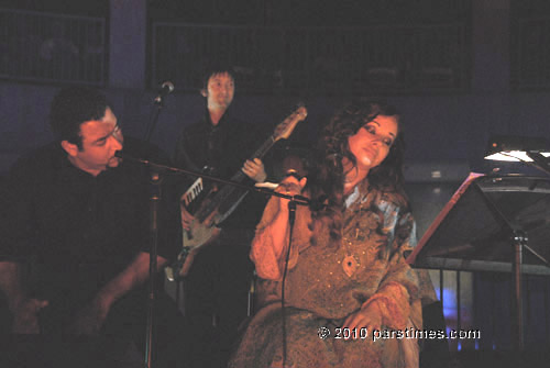 Natacha Atlas (Vocals) & Aly El Minyawi (Percussion) (July 29, 2010) - by QH