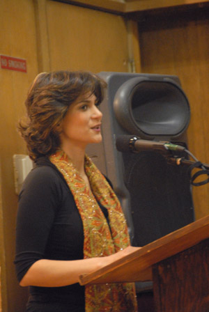 Hamideh Golestaneh gave an introduction to the musicians (May 13, 2007) - by QH